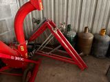 une machine rouge qui se trouve dans un garage