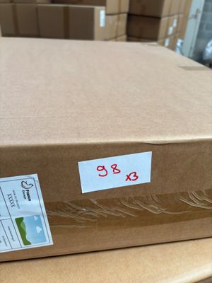 une boîte posée sur une table