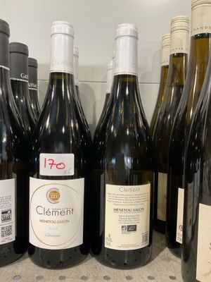 plusieurs bouteilles de vin sont alignées sur un comptoir