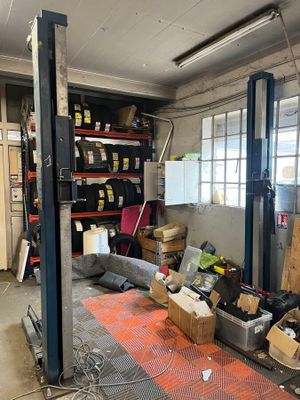 un garage rempli d'outils