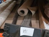 une pile de cartons posée sur une étagère dans un entrepôt