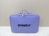 un gros plan sur un sac violet orné d'un logo