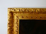 une photo d'un miroir encadré d'or accroché au mur