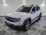 une photo d'une dacia blanche garée dans un garage