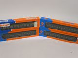 deux boîtes de petits trains posées sur une table