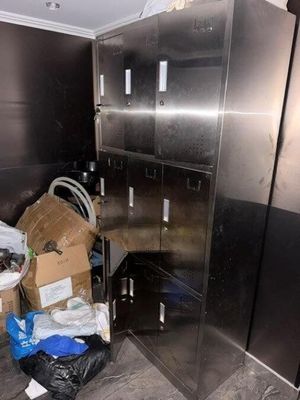 un casier métallique avec plusieurs cartons posés par terre