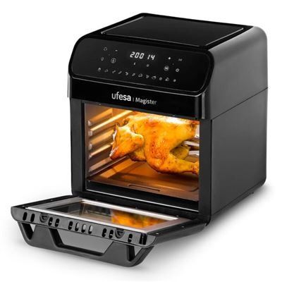un four à friteuse à air chaud contenant un poulet et un plateau placé devant