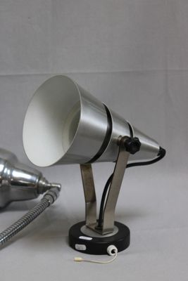 une lampe en argent posée sur une table