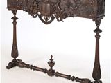une console ancienne ornée de sculptures raffinées sur le plateau