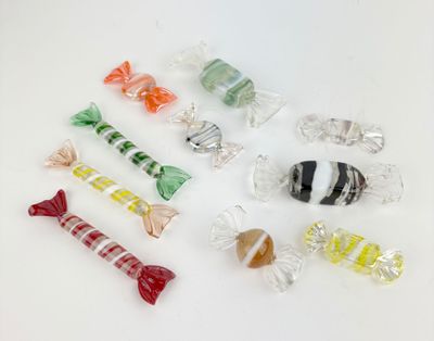 tout un tas de bonbons posés sur une table
