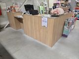 une photo d'un magasin avec un comptoir au milieu de la pièce