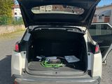 l'arrière d'une voiture avec le coffre ouvert