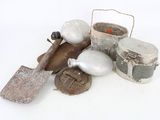 une petite collection d'outils anciens posés sur une surface blanche