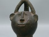 l'image d'une statue d'un homme avec un chapeau sur la tête