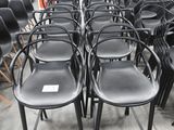 des rangées de chaises noires dans un entrepôt qui en regorge