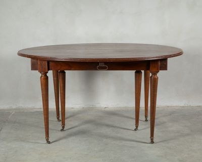 l'image d'une table en bois sur laquelle se trouve un tiroir