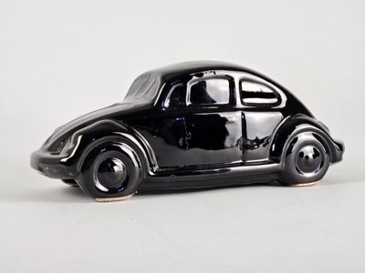une petite voiture noire posée sur une table