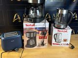 une cafetière, un grille-pain, un grille-pain, un grille-pain et un grille-pain posés sur une table