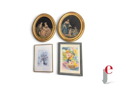 trois tableaux encadrés accrochés au mur d'une pièce blanche