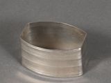 bague en argent sterling présentant un motif incurvé sur une surface lisse