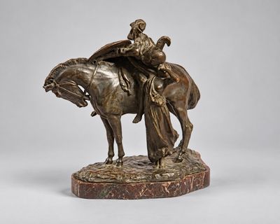 statue en bronze représentant un homme à cheval, avec une femme assise sur la monture