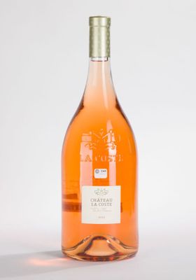 une bouteille de vin posée sur une table