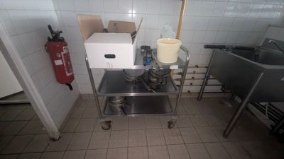 une image d'une cuisine avec un évier et une cuisinière