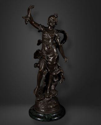 une statue en bronze représentant une femme tenant une épée