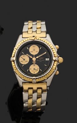une image d'une montre en or et en argent posée sur un fond noir