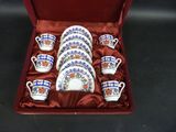 six tasses et une soucoupe dans une boîte rouge