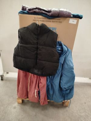 une pile de vêtements posée sur un carton