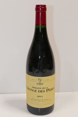 une bouteille de vin posée sur une table