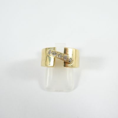 gros plan d'une bague en or avec des diamants sur fond blanc