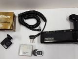 un appareil photo, un téléphone et d'autres appareils électroniques disposés sur une table