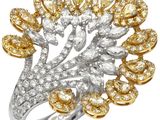 une bague en diamant jaune et blanc ornée d'un motif de feuille
