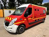 une photo d'une camionnette rouge et jaune garée sur un parking