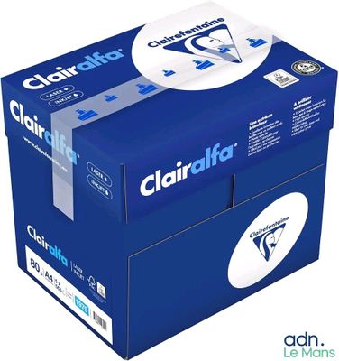 Lingettes nettoyantes Clarikraa dans une boîte bleue sur fond blanc