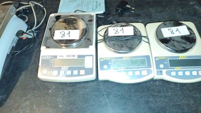 trois balances électroniques posées sur une table, sur lesquelles sont apposées des étiquettes
