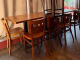 une table et des chaises dans une pièce avec une grande fenêtre