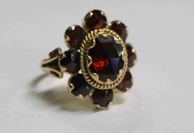 une image d'une bague sertie de grenats