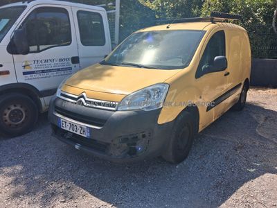 une camionnette jaune garée à côté d'une camionnette blanche