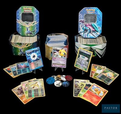 plusieurs types de cartes pokemon sur la table