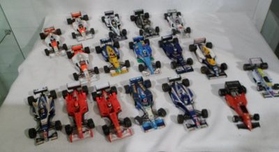 plein de petites voitures de course sur un drap blanc