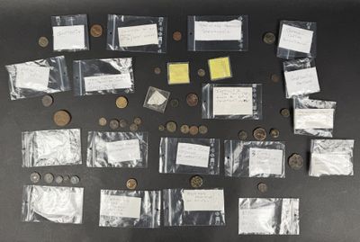 une table noire sur laquelle se trouvent un tas de pièces et de billets