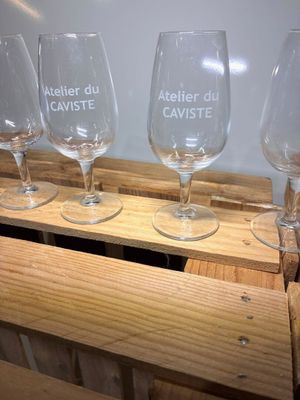 Lot de 40 verres à vin sur pied gravés « Atelier du Caviste …