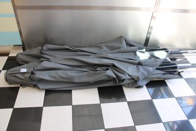 un sol à carreaux noirs et blancs sur lequel se trouve un parapluie