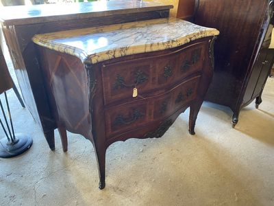 une commode en marbre dans une pièce