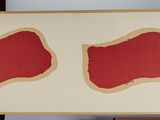 quatre touches de peinture rouge sur un tableau blanc
