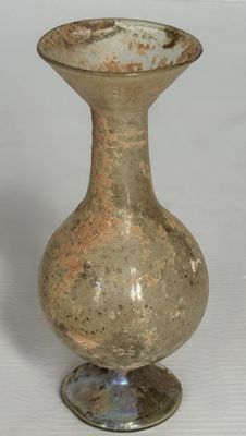 un vase en verre posé sur une table