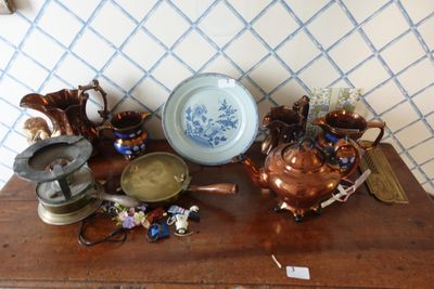 une table en bois sur laquelle sont disposés de nombreux objets anciens